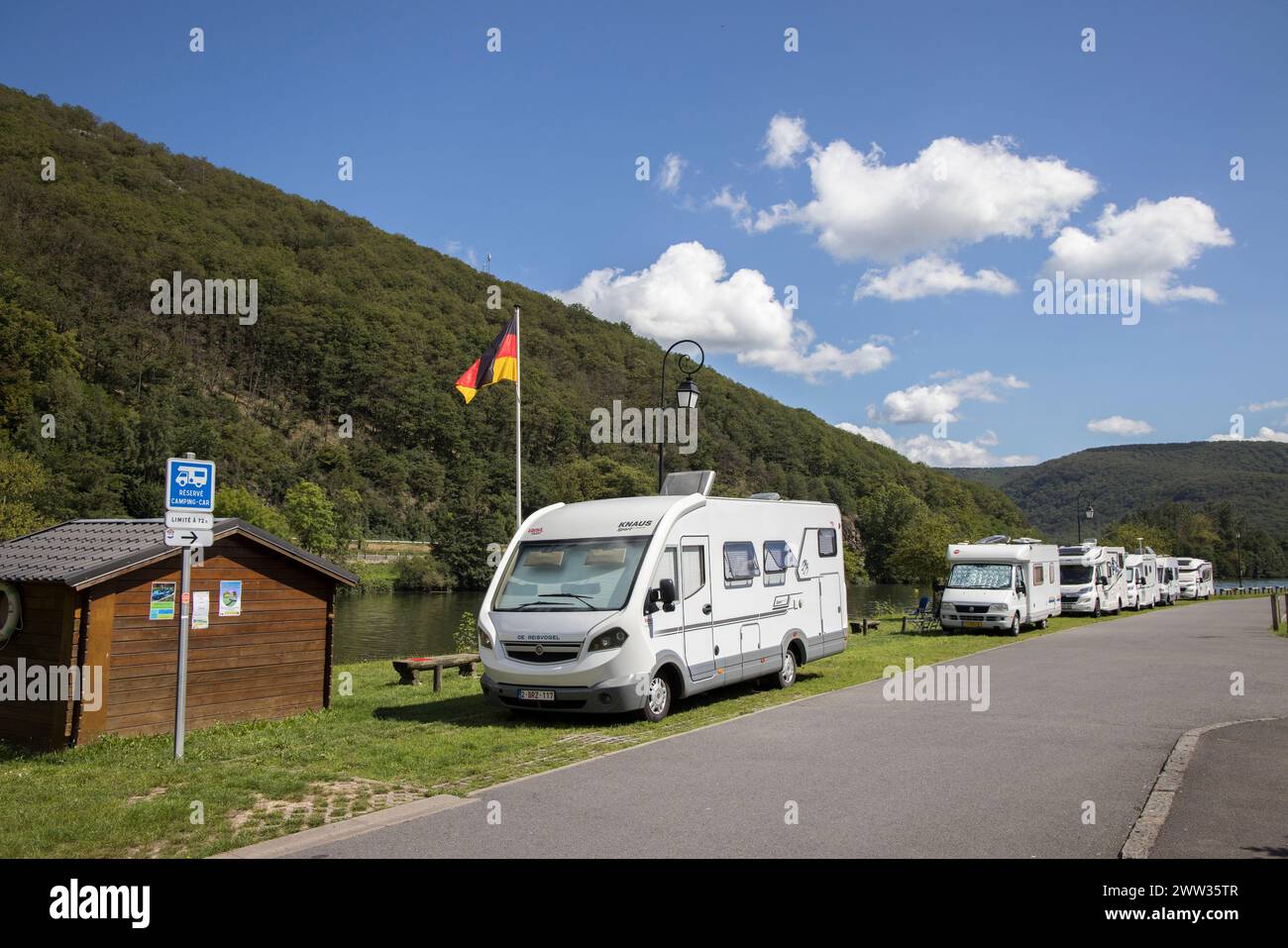 Camper parcheggiati lungo il fiume, Haybes, Francia Foto Stock