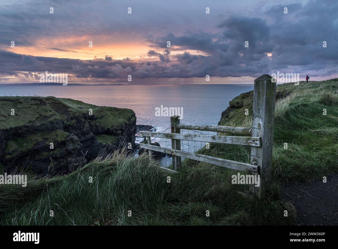 Tramonto al Giant's Causeway, Co Antrim, Irlanda Foto Stock