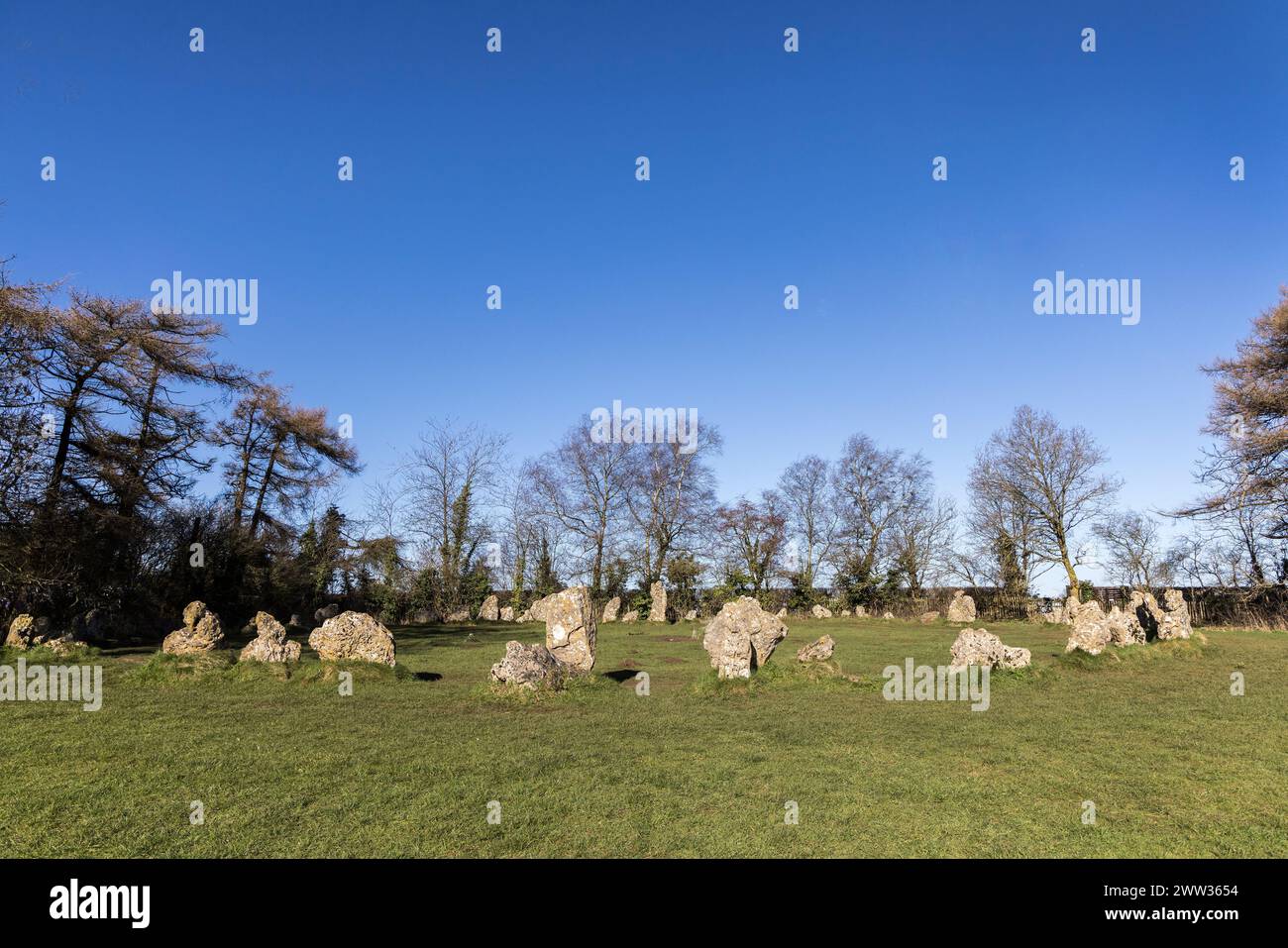 Rollright Stones cerchio di pietre preistoriche al confine tra Oxfordshire e Warwickshire, Inghilterra, Regno Unito, con ingresso al cerchio nel centro Foto Stock