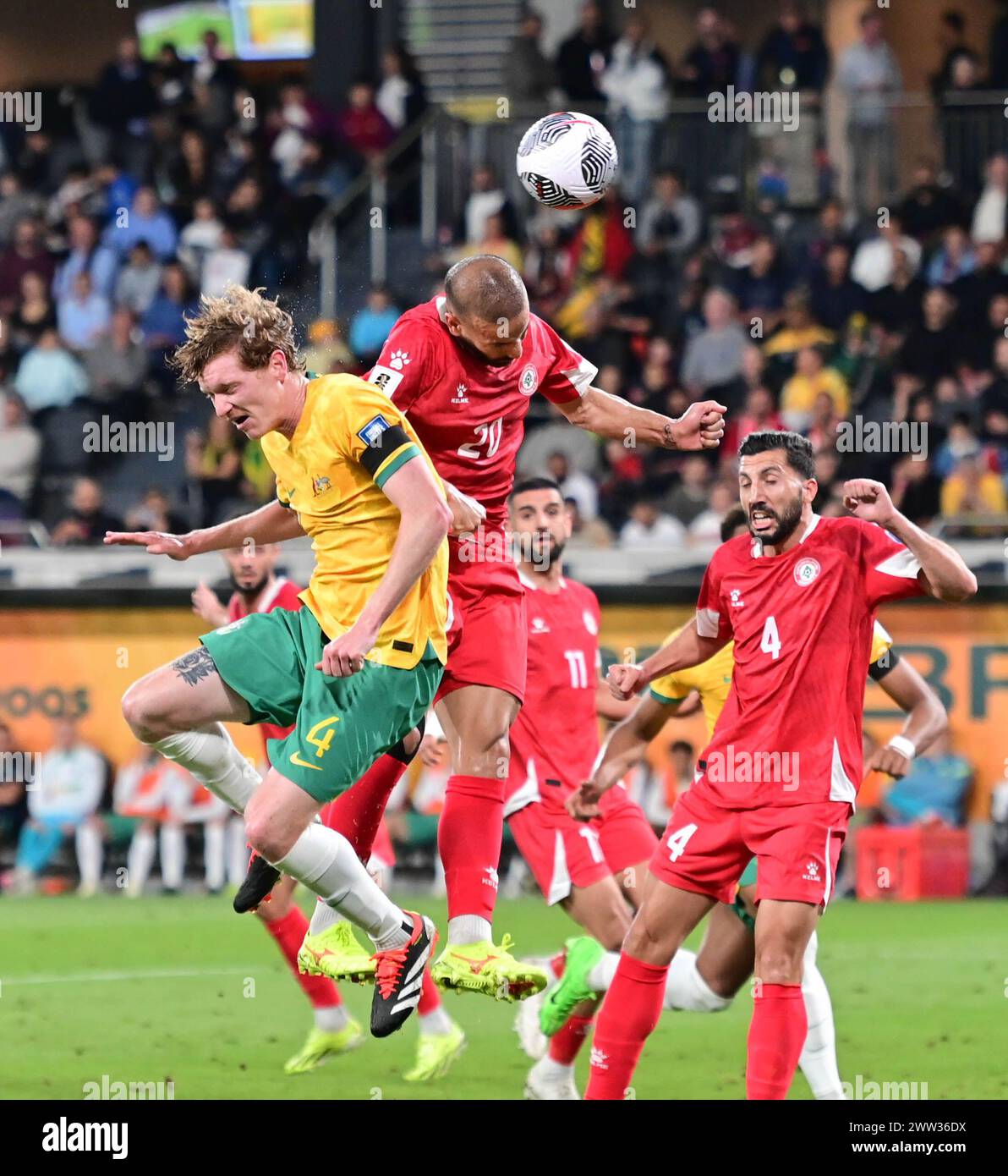 Sydney, Australia. 20 marzo 2024, il libanese Ali Tneich vince un colpo di testa contro Kye Rowles durante la partita di qualificazione ai Mondiali AFC Australia contro Libano. Crediti: Kleber Osorio/Alamy Live News Foto Stock