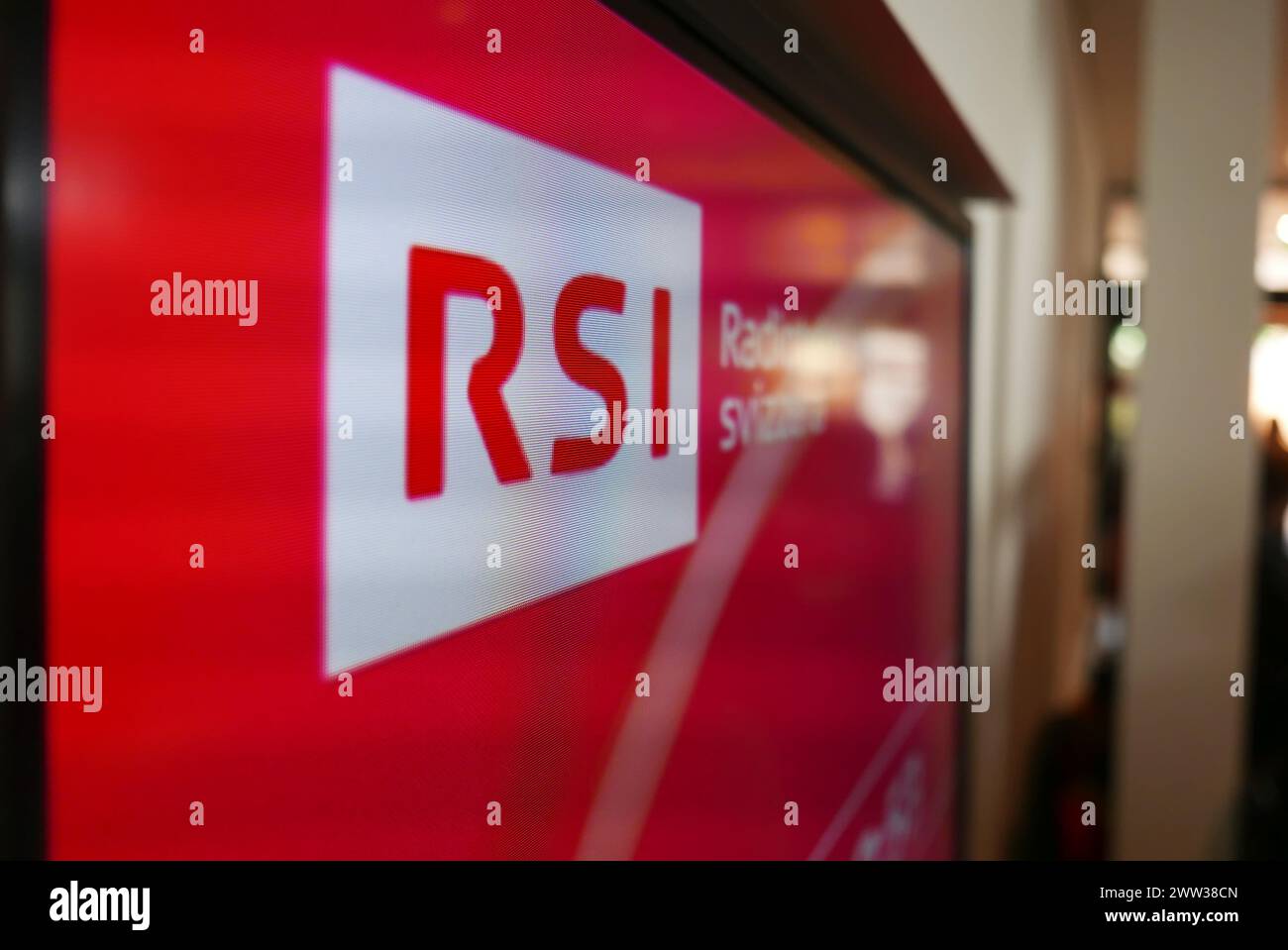 COMANO, SVIZZERA - GENNAIO 26 2024: Logo RSI della Swiss Broadcasting Corporation Foto Stock