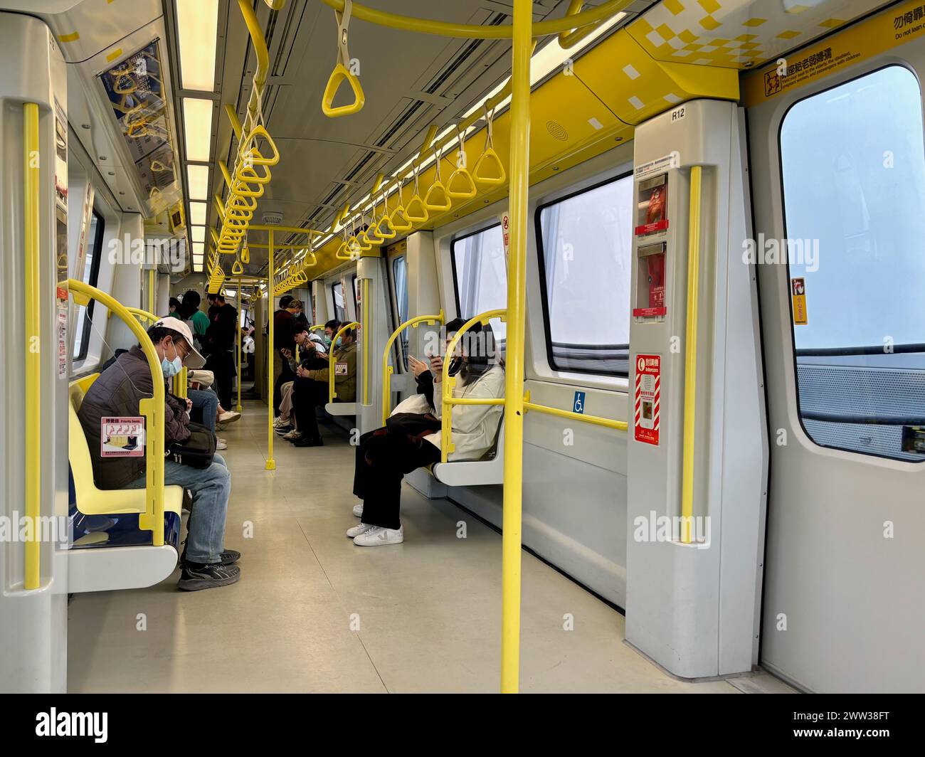 Interno di un'auto della metropolitana della linea gialla di Taipei a Taipei, Taiwan. Foto Stock