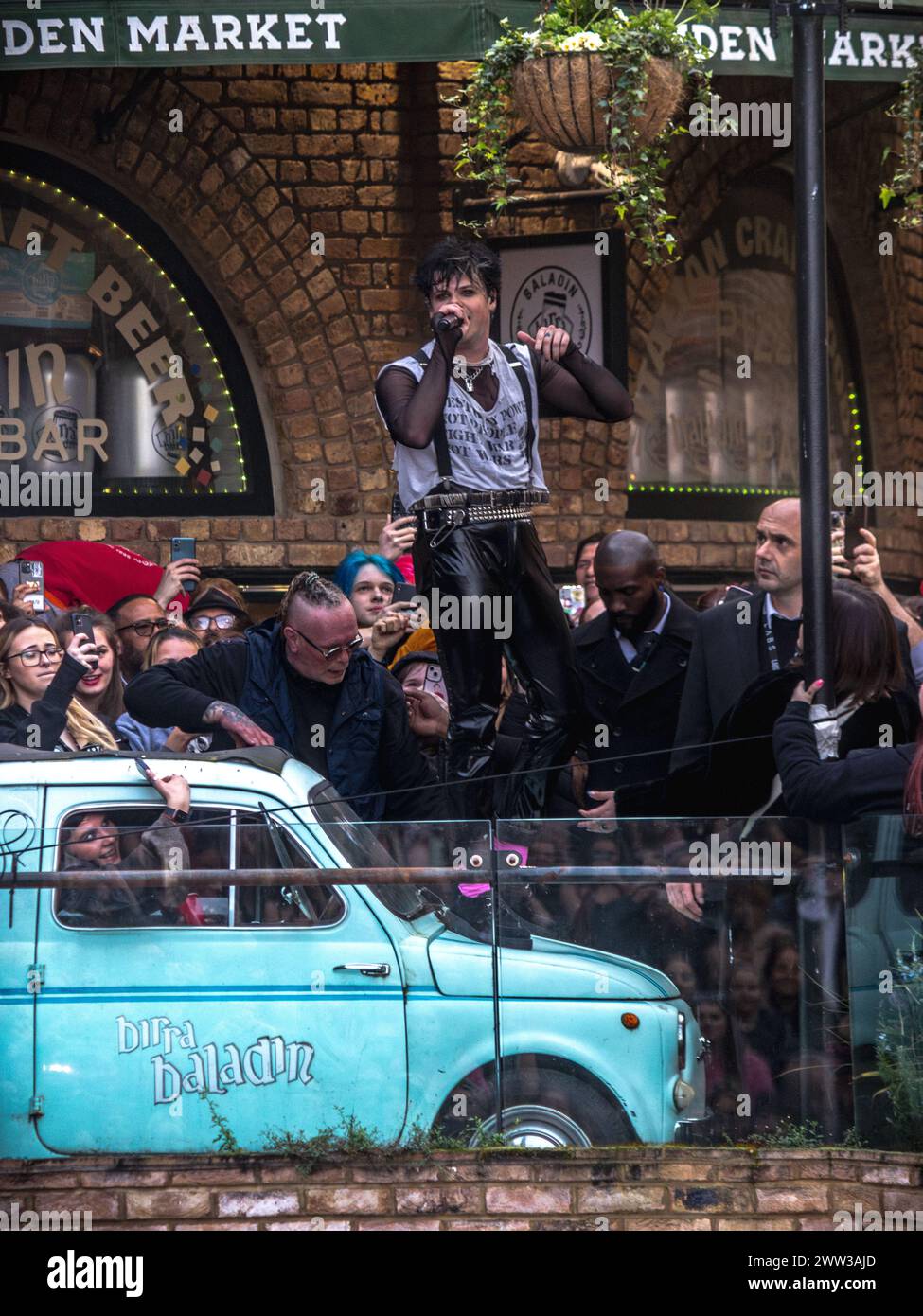 La star britannica Yungblud ha annunciato il suo festival musicale: Il Bludfest (Milton Keynes) in un concerto segreto a Camden Town (Londra). Foto Stock