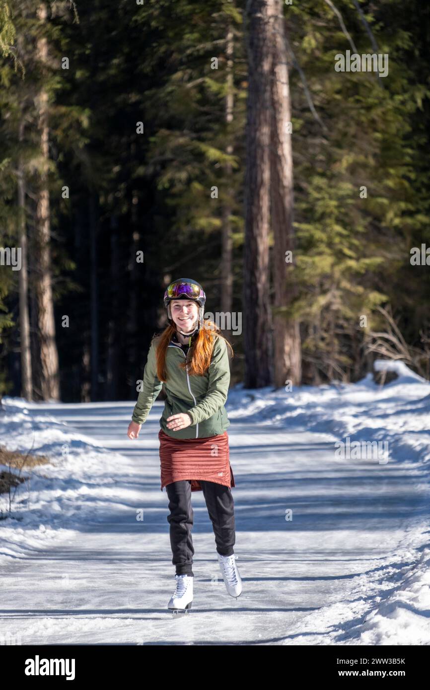 Pattinaggio su ghiaccio, percorso di ghiaccio attraverso la foresta, Sur EN, inviato vicino a Scuol, Engadina, Svizzera Foto Stock