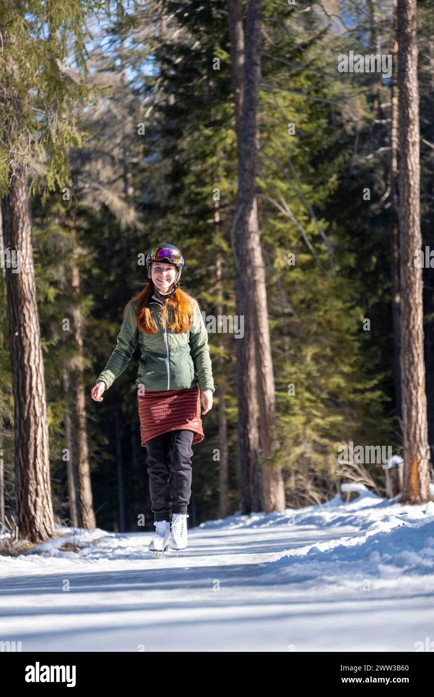 Pattinaggio su ghiaccio, percorso di ghiaccio attraverso la foresta, Sur EN, inviato vicino a Scuol, Engadina, Svizzera Foto Stock