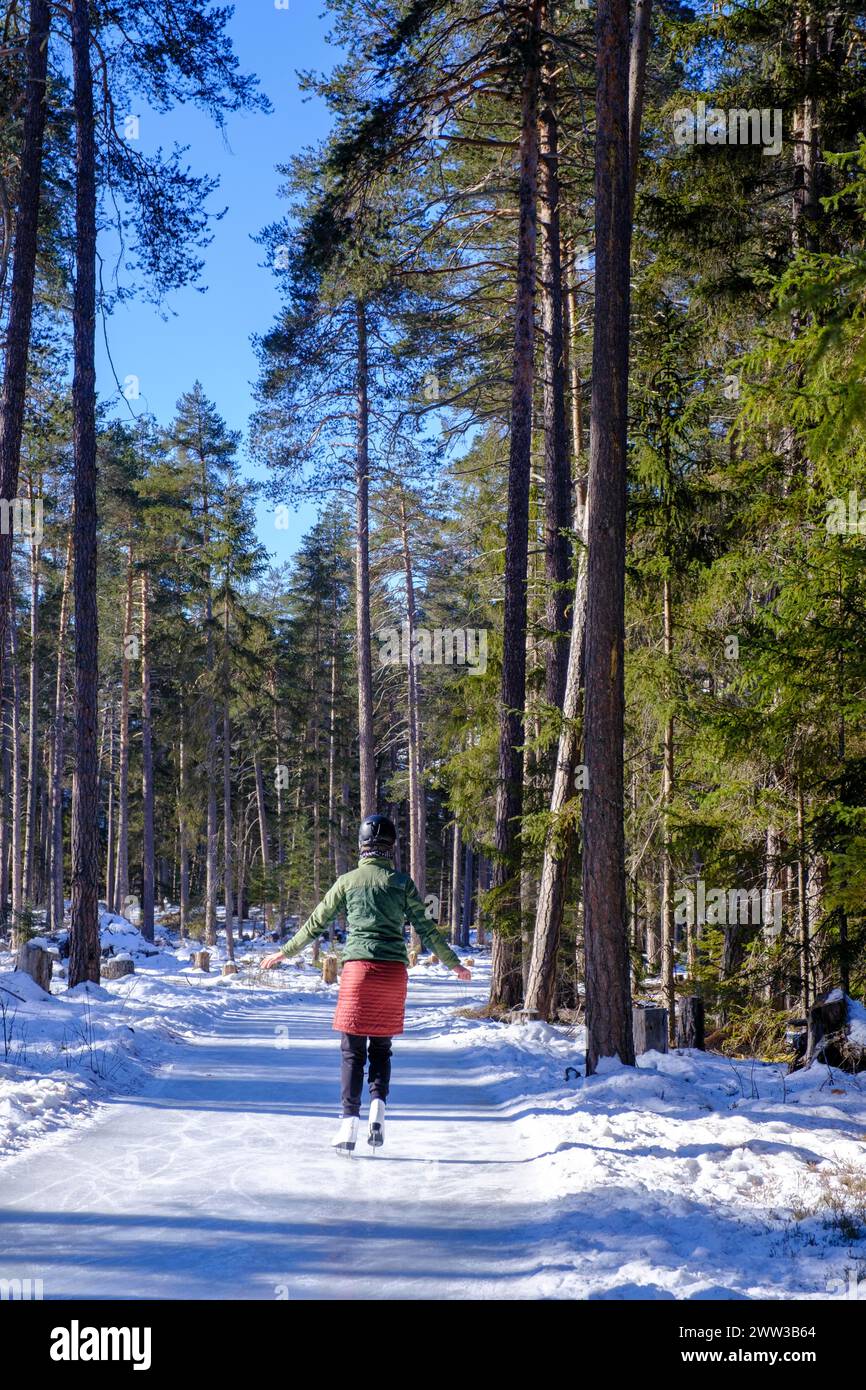 Pattinaggio su ghiaccio, percorso di ghiaccio attraverso la foresta, Sur EN, inviato vicino a Scuol, Engadina, Svizzera Foto Stock