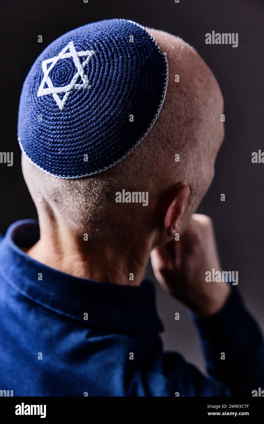 Uomo ebreo che indossa una kippa con una Stella di David in testa, vista posteriore, ripresa in studio, Germania Foto Stock