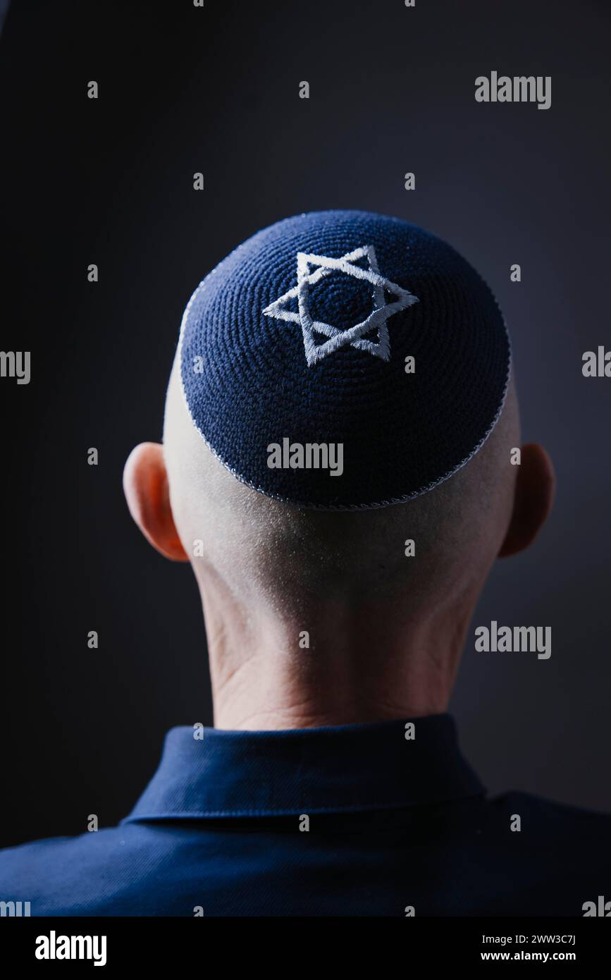 Uomo ebreo che indossa una kippa con una Stella di David in testa, vista posteriore, ripresa in studio, Germania Foto Stock