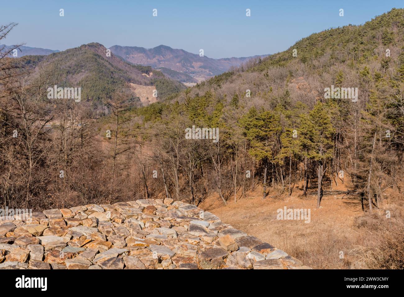 Paesaggio della valle di montagna dalla cima della fortezza di pietra a Boeun, Corea del Sud Foto Stock