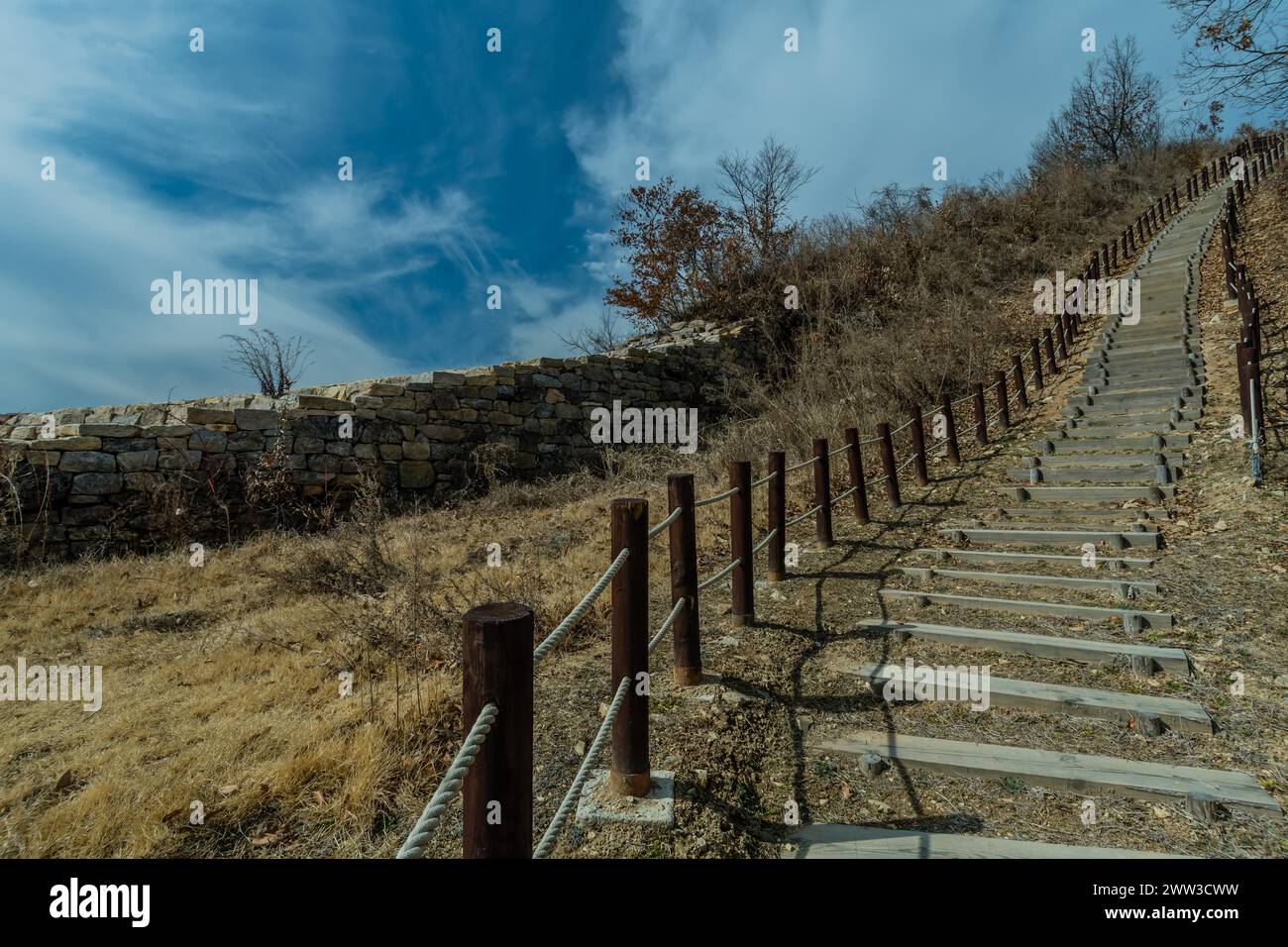 Scale di legno sul lato della montagna accanto alla sezione della foresta di montagna in pietra piatta situata vicino a Boeun Corea del Sud Foto Stock
