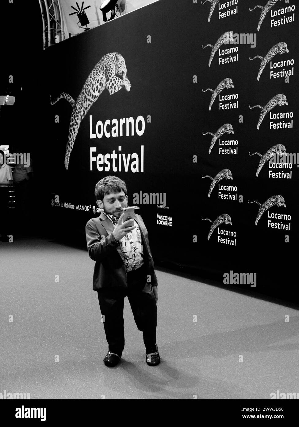 Locarno / Svizzera, 7 agosto 2022. L'attore Giovanni Venturini fa un selfie al Locarno Film Festival. Crediti: Walter Gilgen Foto Stock