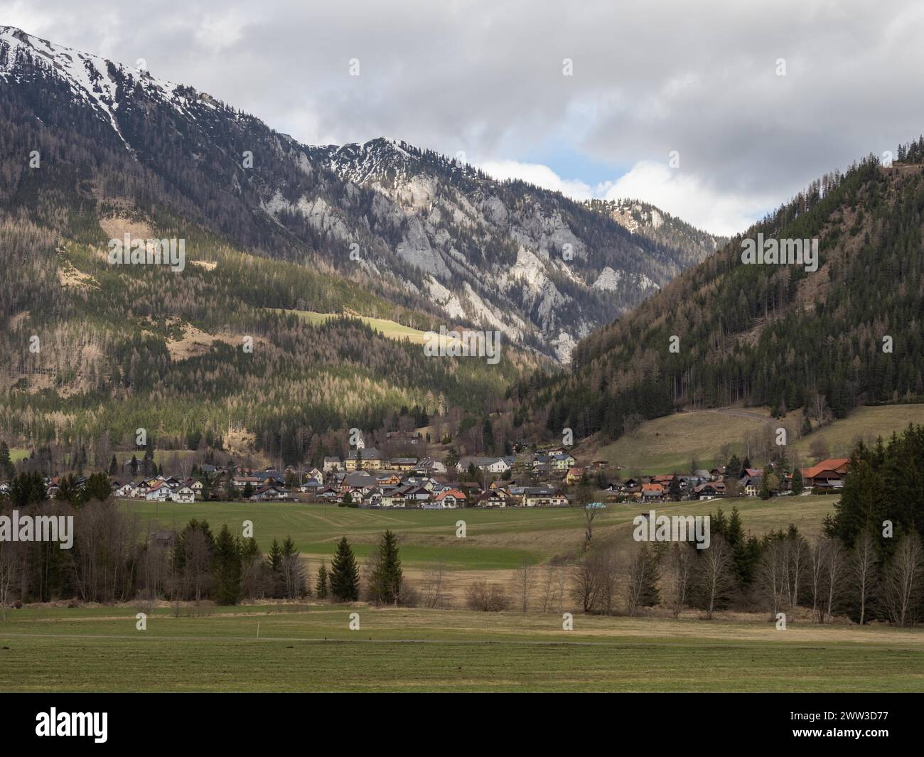 Panorama montano e paesino, Oberort, comune di Tragoess-St Katharein, Stiria, Austria Foto Stock