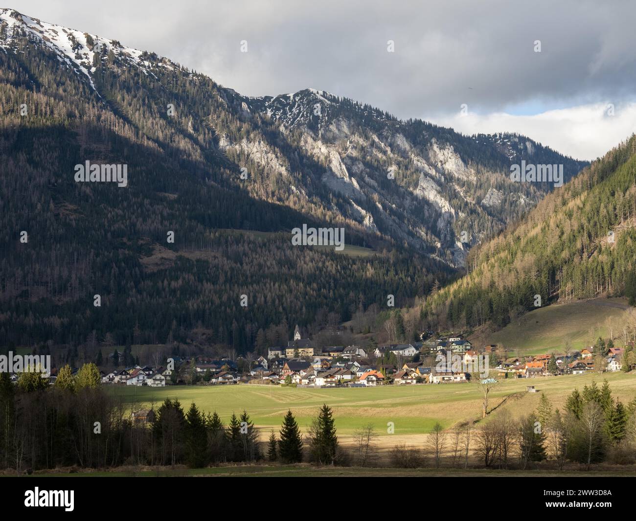Panorama montano e paesino, Oberort, comune di Tragoess-St Katharein, Stiria, Austria Foto Stock