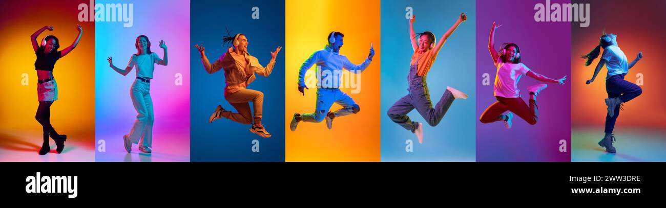 Collage. Giovani, uomini e donne ascoltano allegramente la musica con le cuffie e saltano su uno sfondo multicolore con luce al neon Foto Stock