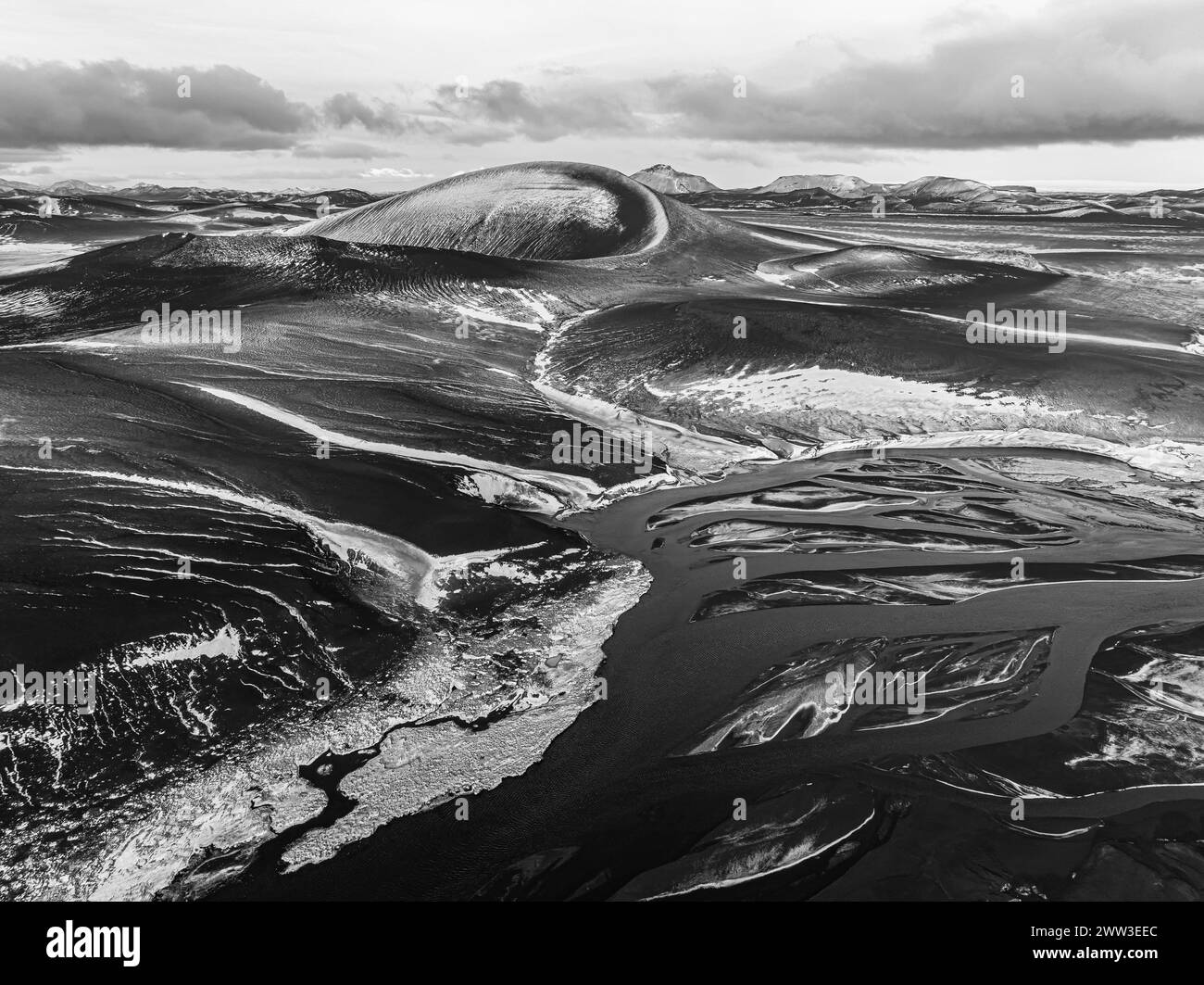 Paesaggio fluviale coperto e paesaggio vulcanico, immagine droni, immagine in bianco e nero, riserva naturale di Fjallabak, Sudurland, Islanda Foto Stock