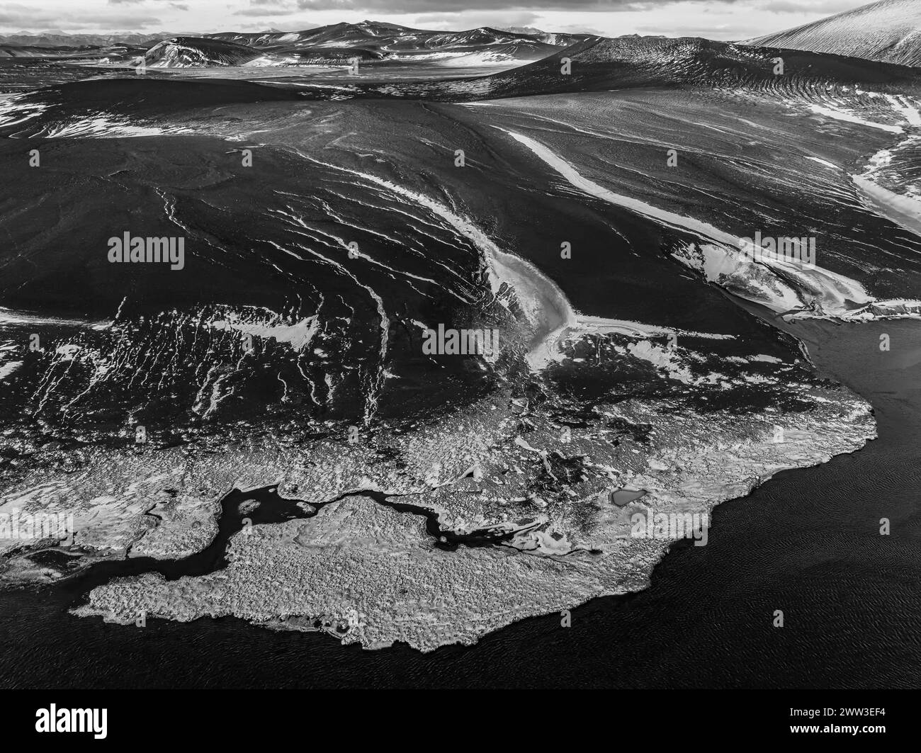 Paesaggio fluviale coperto e paesaggio vulcanico, immagine droni, immagine in bianco e nero, riserva naturale di Fjallabak, Sudurland, Islanda Foto Stock