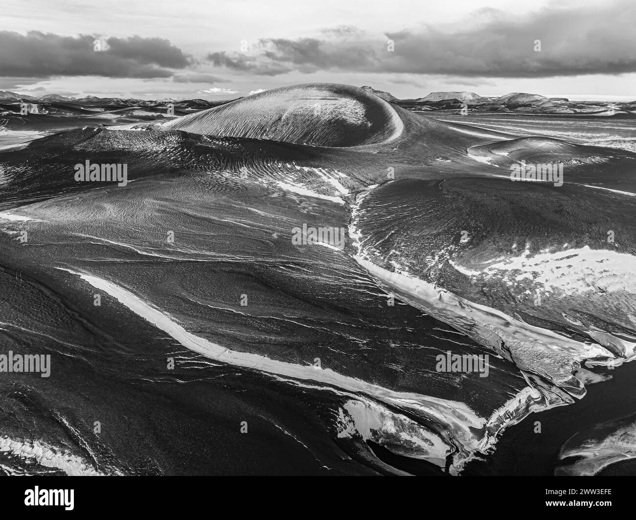 Paesaggio fluviale coperto e paesaggio vulcanico, immagine droni, immagine in bianco e nero, riserva naturale di Fjallabak, Sudurland, Islanda Foto Stock