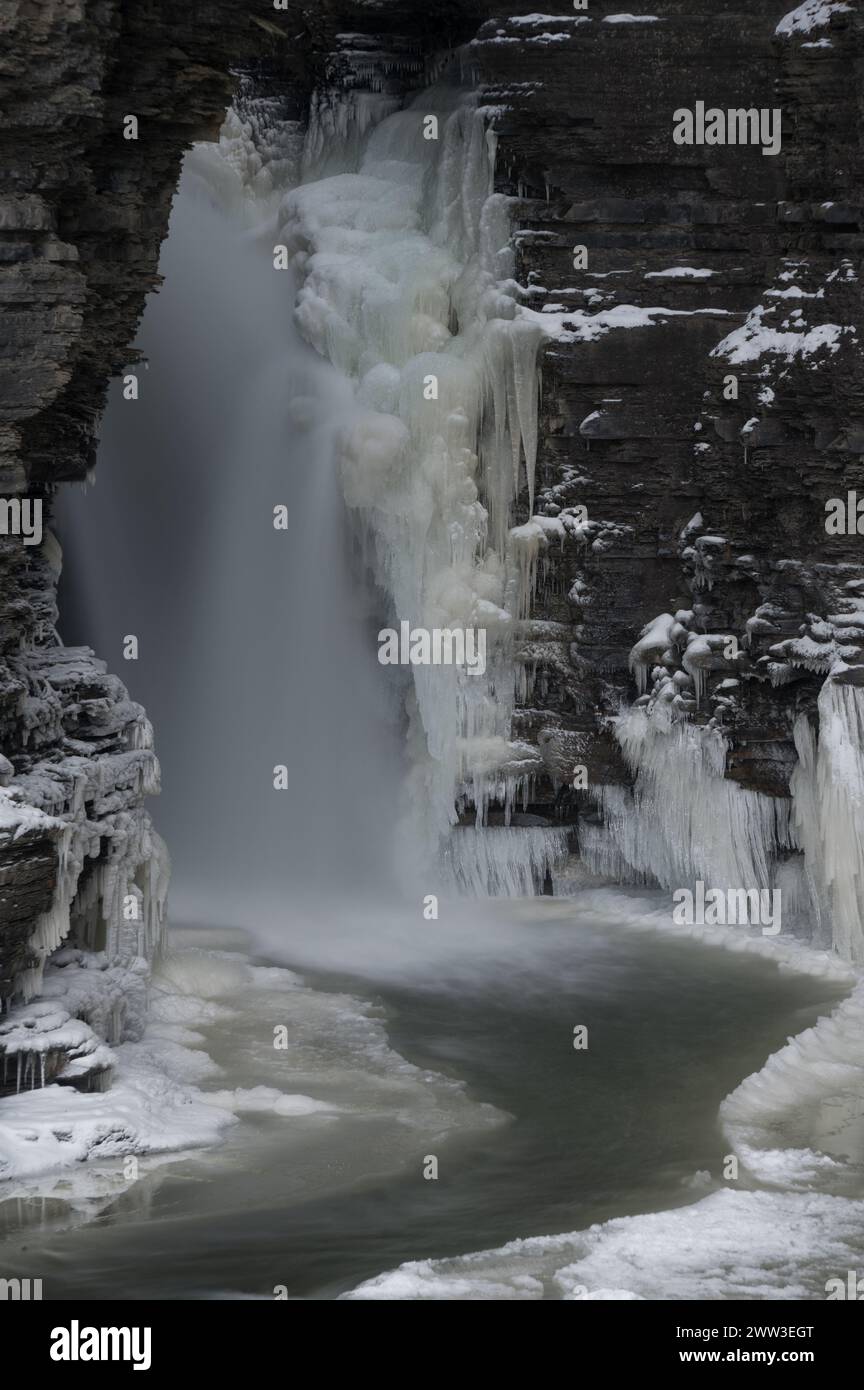 Cascata invernale ghiacciata all'ingresso della gola del Watkins Glen State Park Foto Stock