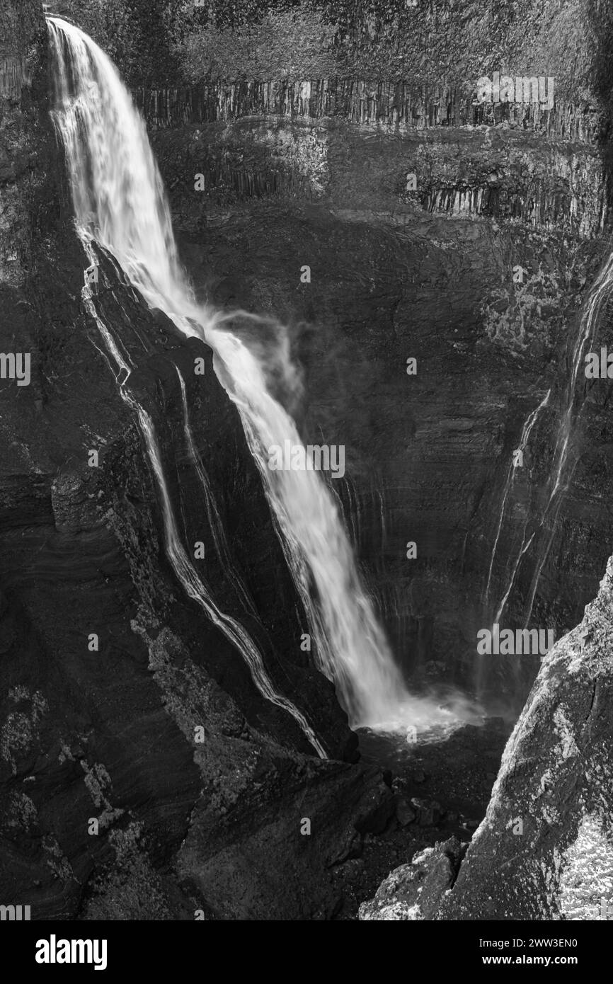 Cascata Halfoss schiumosa, foto in bianco e nero, Sudurland, Islanda Foto Stock