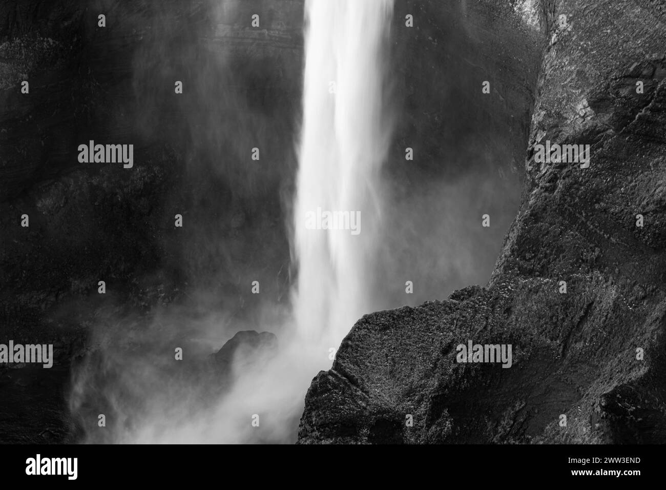 Cascata Halfoss schiumosa, foto in bianco e nero, Sudurland, Islanda Foto Stock