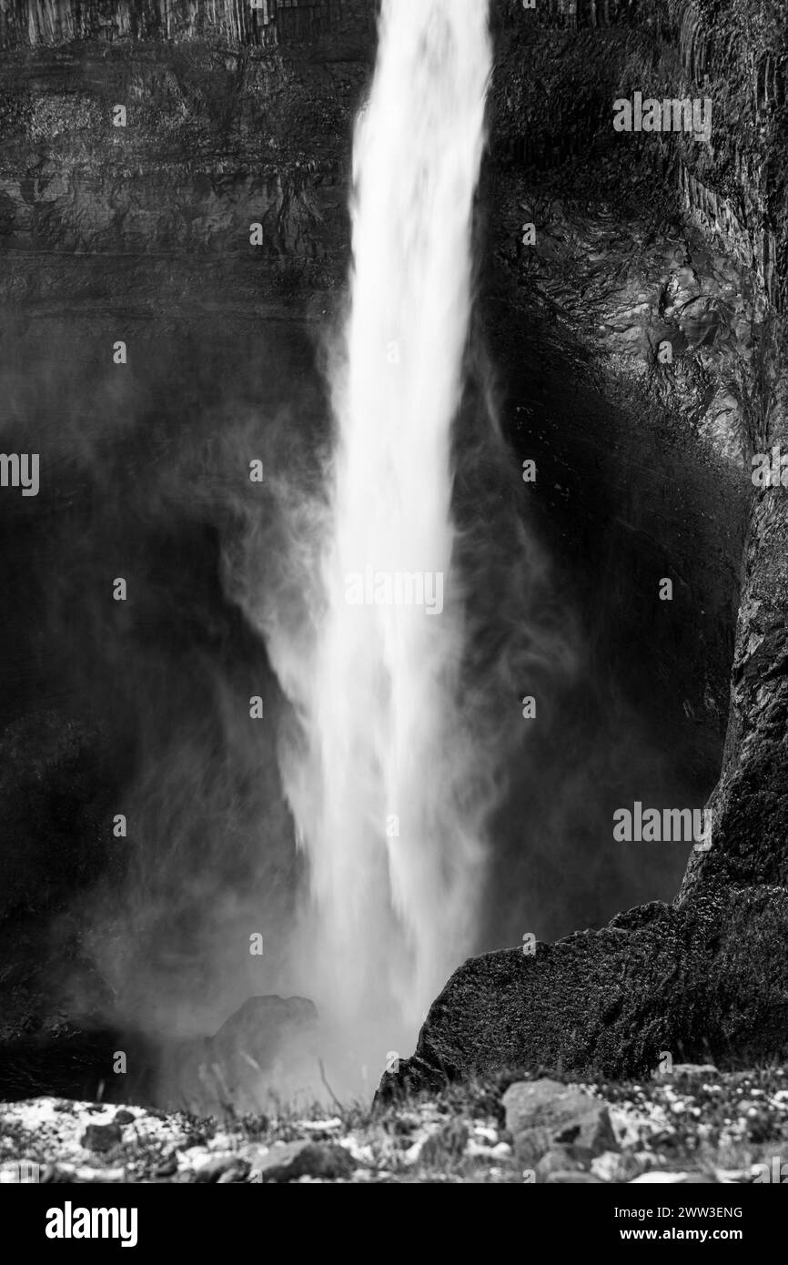 Cascata Halfoss schiumosa, foto in bianco e nero, Sudurland, Islanda Foto Stock