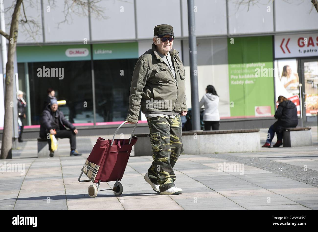 Senior con shopping bag on Wheels nel centro di Ostrava, Repubblica Ceca, 20 marzo 2024. (Foto CTK/Drahoslav Ramik) Foto Stock