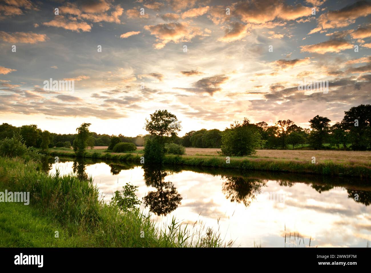 Sanfter Sommerabend am Kanal Foto Stock