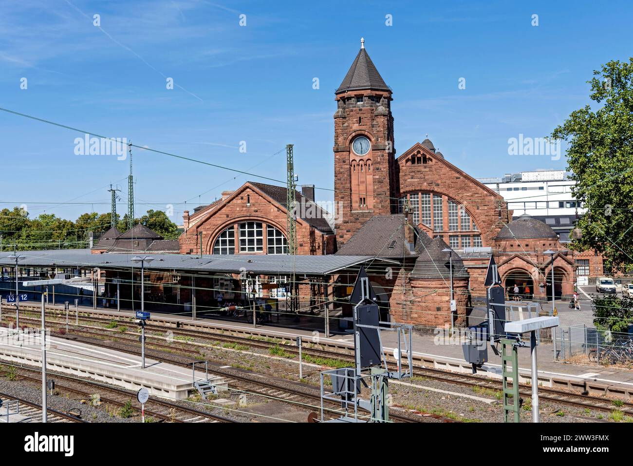 Storica stazione ferroviaria di Wilhelmine, parti vecchie e nuove, torre dell'orologio con edificio della stazione e piattaforme, neo-romanico e Art Nouveau, rosso Foto Stock