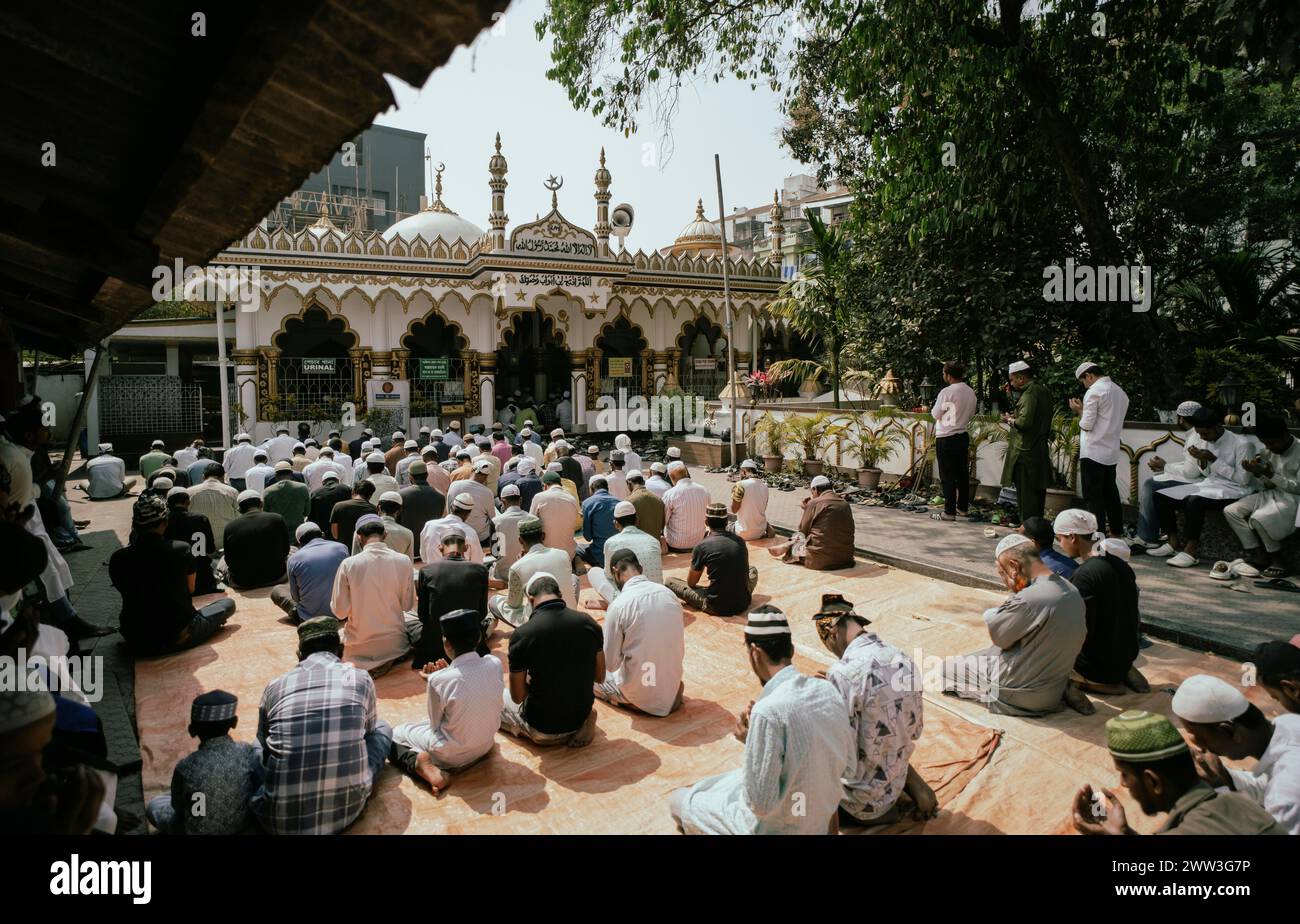 I devoti musulmani offrono le preghiere del primo venerdì del mese santo del Ramadan in una moschea, il 15 marzo 2024 a Guwahati, Assam, India. Sul primo Foto Stock