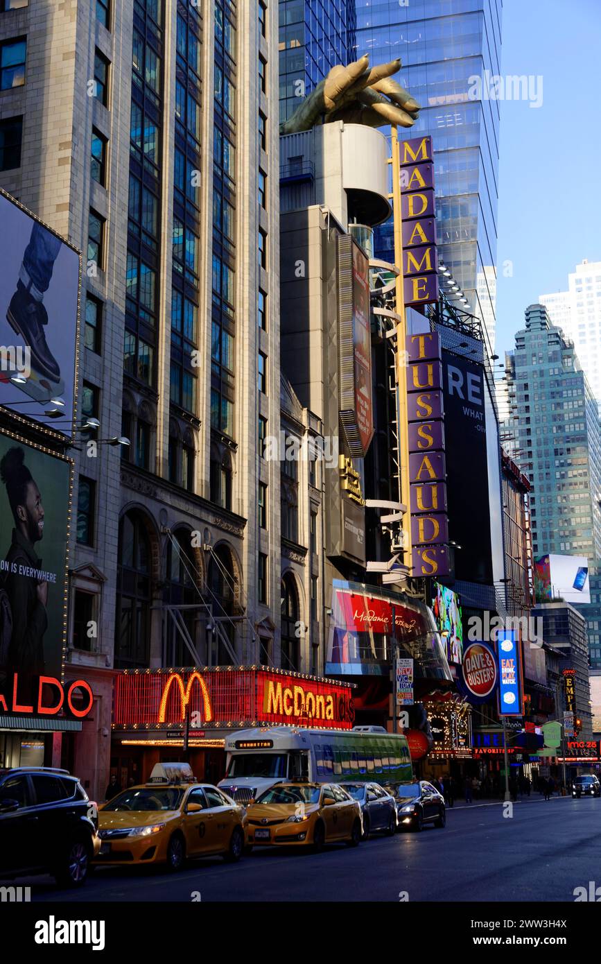 Vista della città con l'ingresso del Madame Tussauds, taxi in primo piano ed edifici alti, Manhattan, New York, New York, New York, USA, nord Foto Stock
