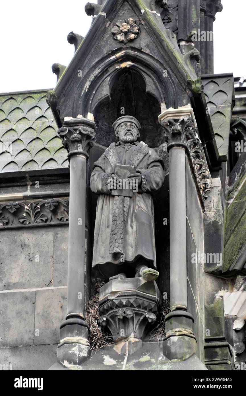 Chiesa di San Pietro, chiesa parrocchiale, la costruzione iniziò nel 1310, Moenckebergstrasse, statua in pietra di una figura storica con cappello e personale del pellegrino Foto Stock