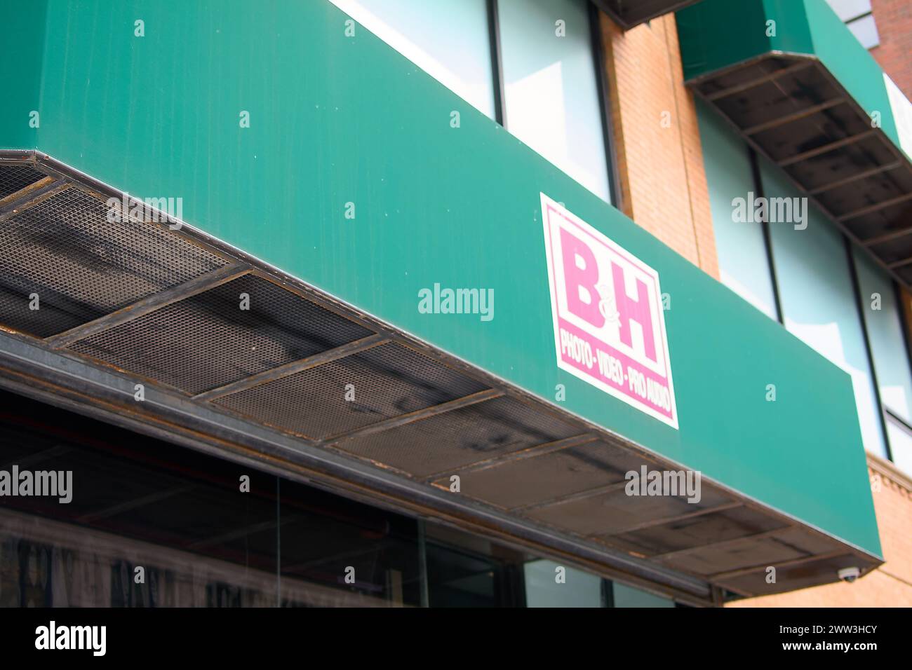 New York, NY, Stati Uniti d'America - 21 marzo 2024: Immagine della segnaletica esterna di B H, un negozio specializzato in apparecchiature fotografiche, video e audio professionali. Foto Stock