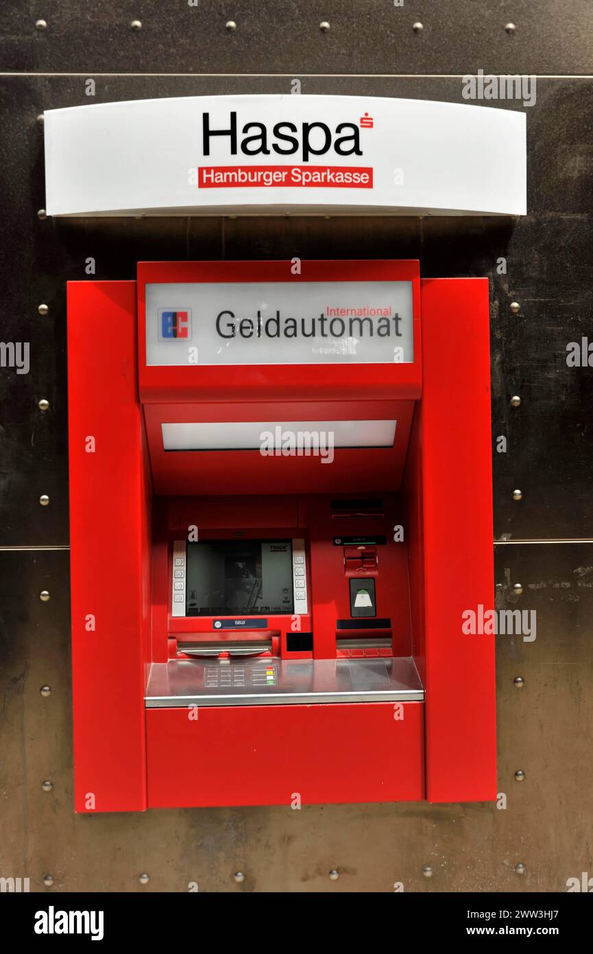 Un bancomat Haspa rosso incastonato in un muro dall'aspetto sicuro, Amburgo, città anseatica di Amburgo, Germania Foto Stock