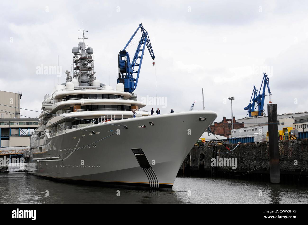 Un grande yacht bianco di lusso ormeggiato nel porto in una giornata nuvolosa, Amburgo, città anseatica di Amburgo, Germania Foto Stock