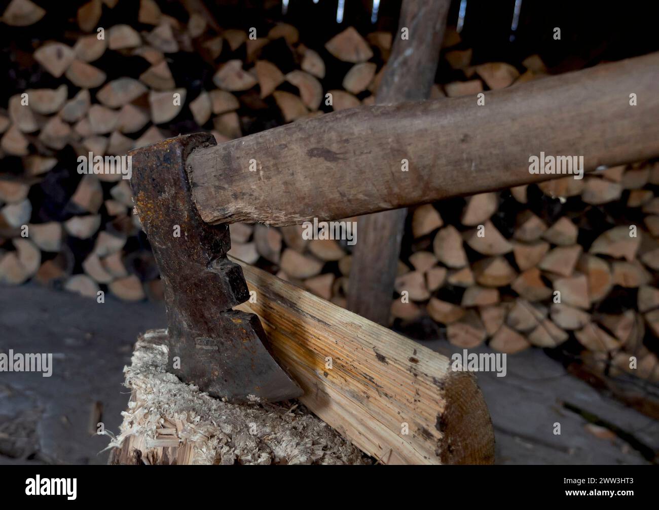 Colpo ravvicinato di assi per tritare la legna Foto Stock