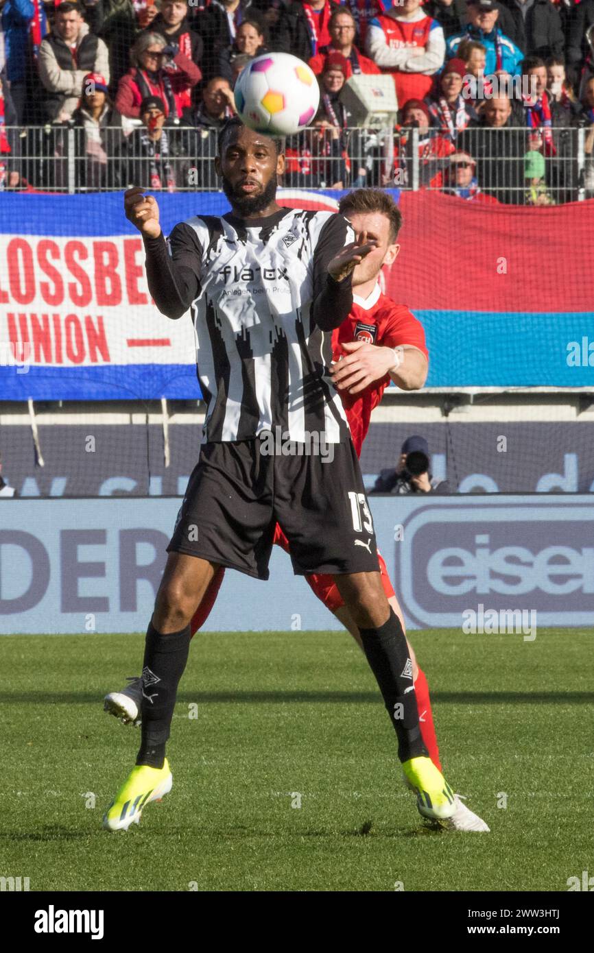 Partita di calcio, Jordan SIEBATCHEU Borussia Moenchengladbach in lotta per il pallone, stadio di calcio Voith-Arena, Heidenheim Foto Stock