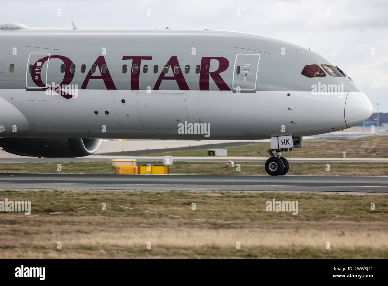 Un Boeing 787-9 Dreamliner della compagnia aerea Qatar Airways decolla all'aeroporto di Francoforte, 16/03/2024 Foto Stock