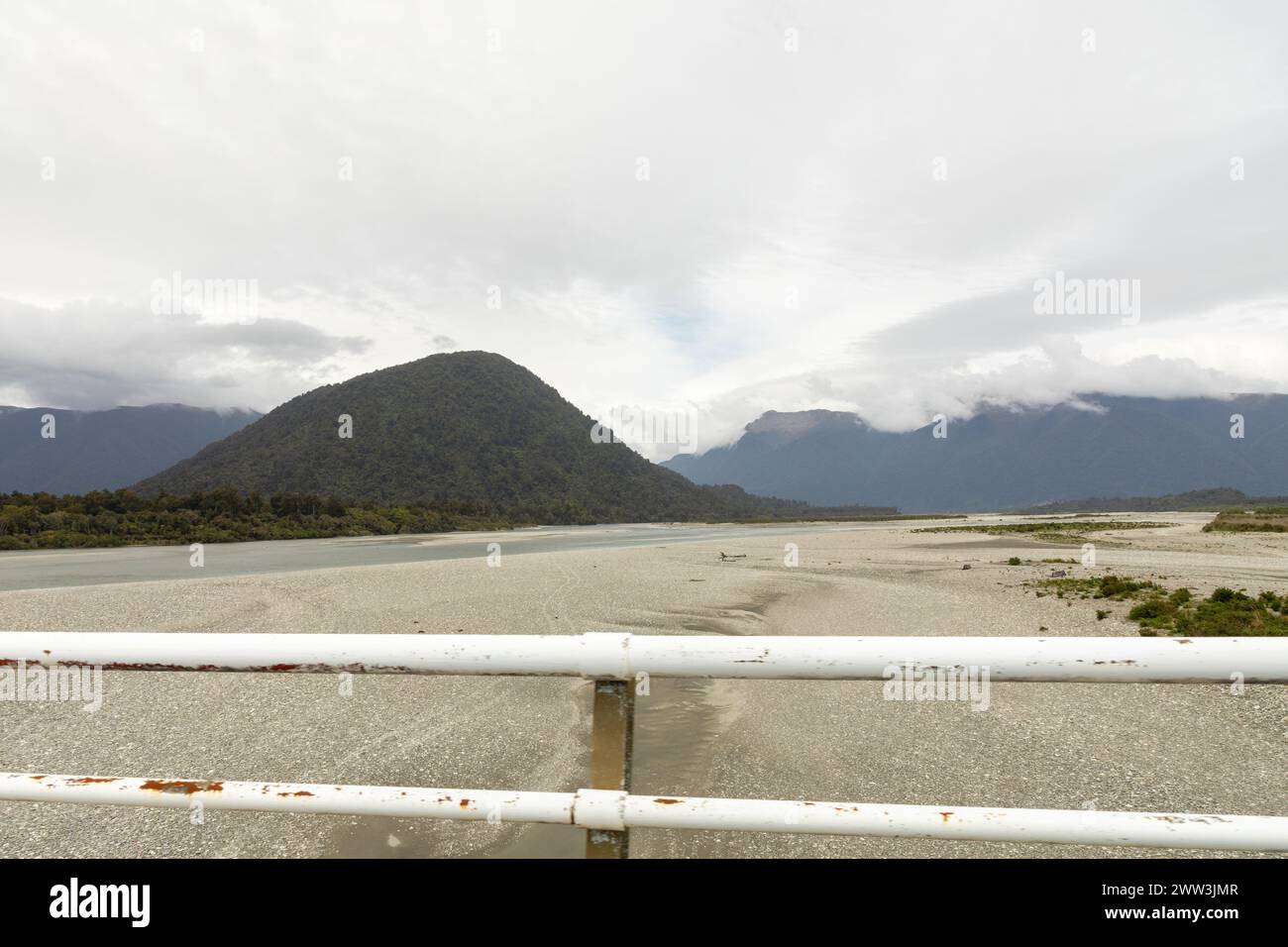 Il fiume Haast, poco prima che raggiunga il Mare di Tasman, nel distretto di Westland sull'Isola del Sud della nuova Zelanda. Foto Stock