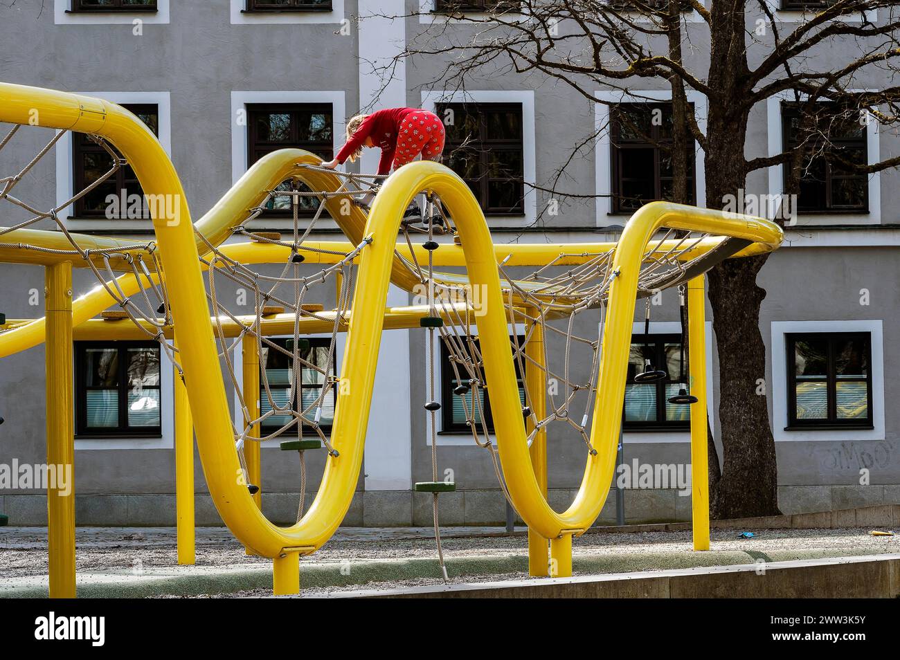 Ponteggi in acciaio con rete, parco giochi per bambini, Kempten, Allgaeu, Baviera, Germania Foto Stock