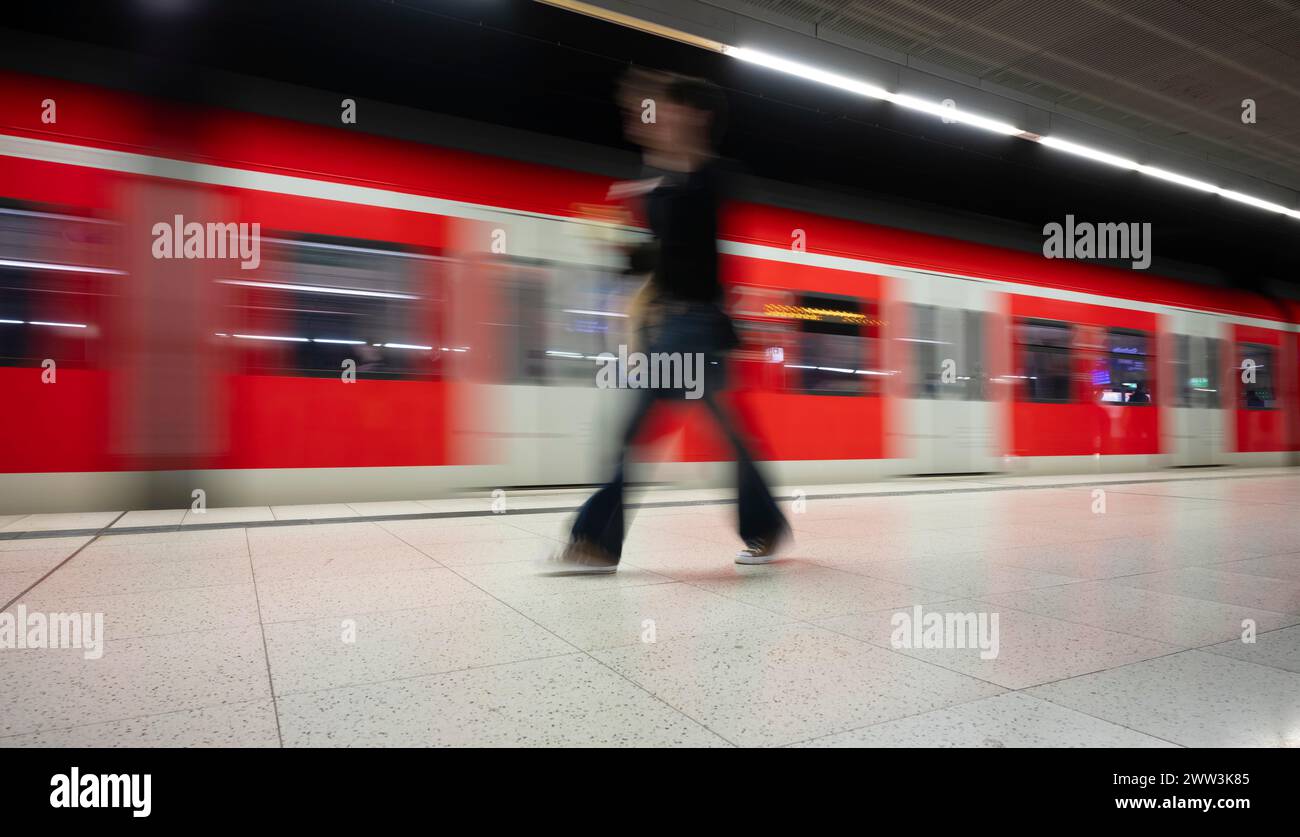 Metropolitana in arrivo S-Bahn, treno, classe 420 in rosso traffico, binario, fermata, stazione centro città, trasporti pubblici, effetto movimento, viaggiatore Foto Stock