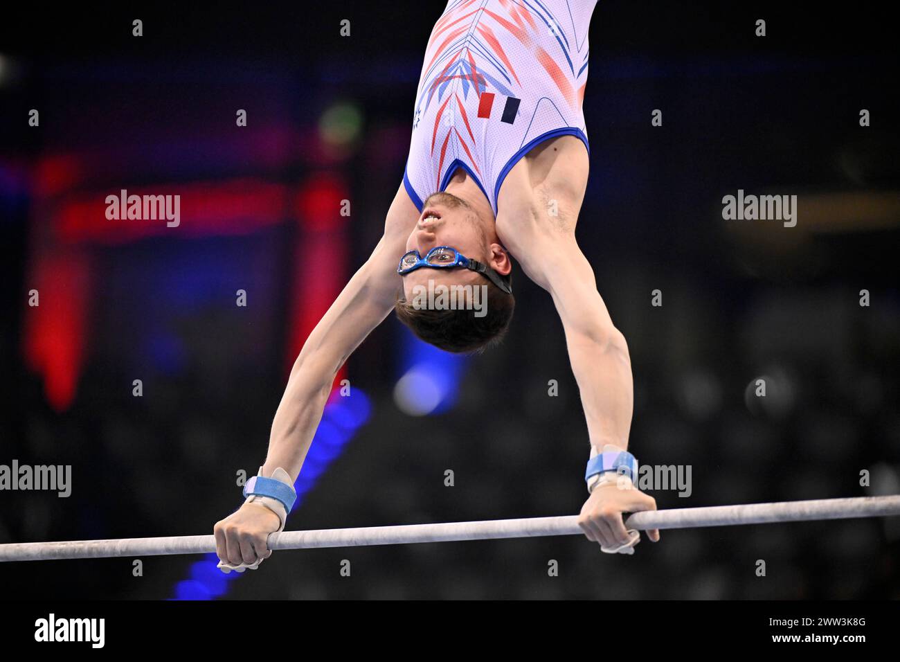 Julien Marechal fra on high bar, occhiali sportivi, ginnastica, ginnastica artistica, ginnasta, Men, EnBW DTB-Pokal, Porsche-Arena, Stoccarda Foto Stock