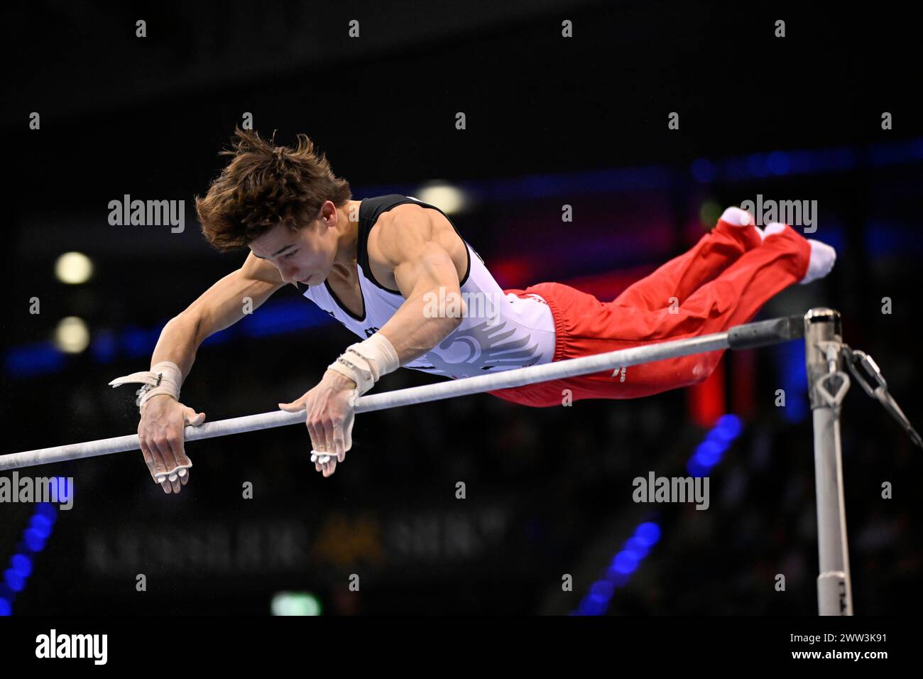 Timo Eder GER on high bar, ginnastica, ginnastica artistica, ginnasta, uomo, EnBW DTB-Pokal, Porsche-Arena, Stoccarda, Baden-Wuerttemberg, Germania Foto Stock