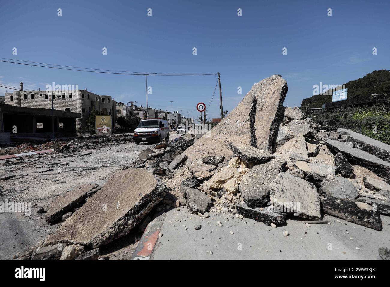 Tulkarm, territori palestinesi. 21 marzo 2024. I danni si vedono dopo un'operazione militare da parte delle forze israeliane nel campo di Nur Shams nella città di Tulkarm in Cisgiordania. 4 palestinesi sono stati uccisi, due dei quali con bombardamenti di droni e due con proiettili vivi. Crediti: Ayman Nobani/dpa/Alamy Live News Foto Stock