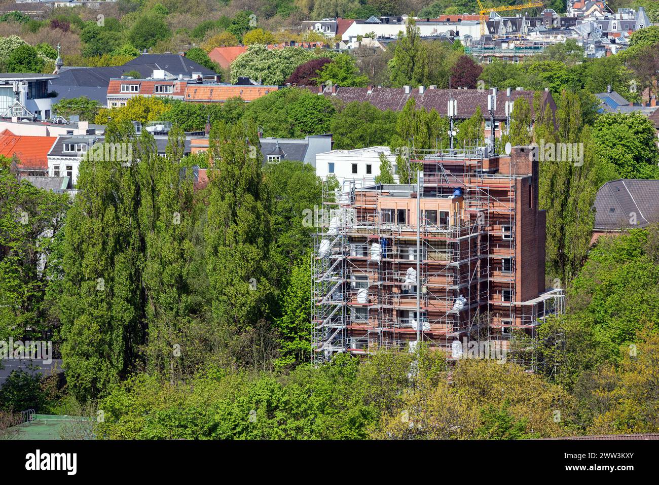 Vista aerea di un grande edificio residenziale in fase di ristrutturazione Foto Stock