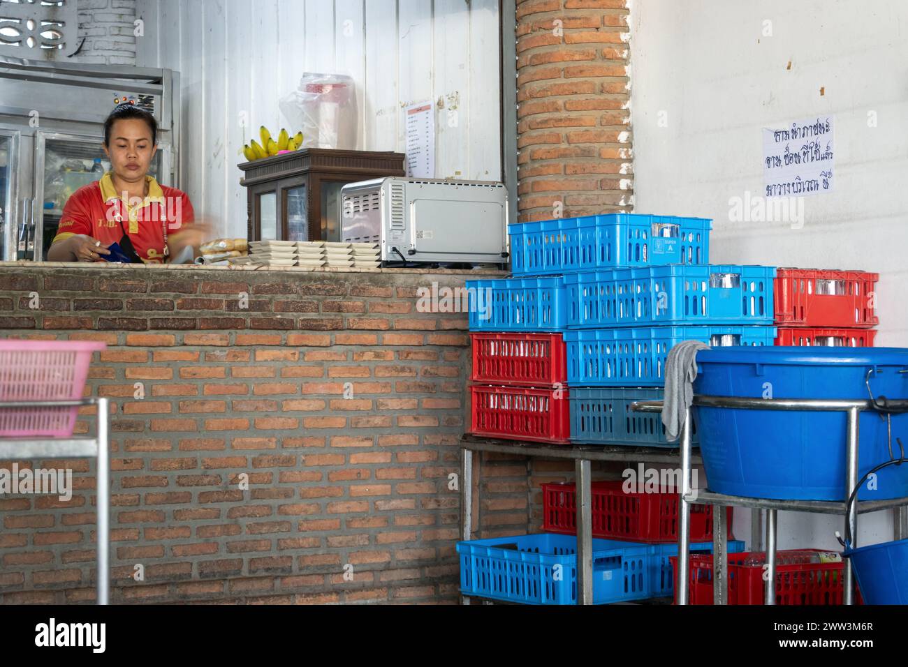 THAILANDIA, 17 marzo 2024, il banco di servizio in un ristorante Foto Stock