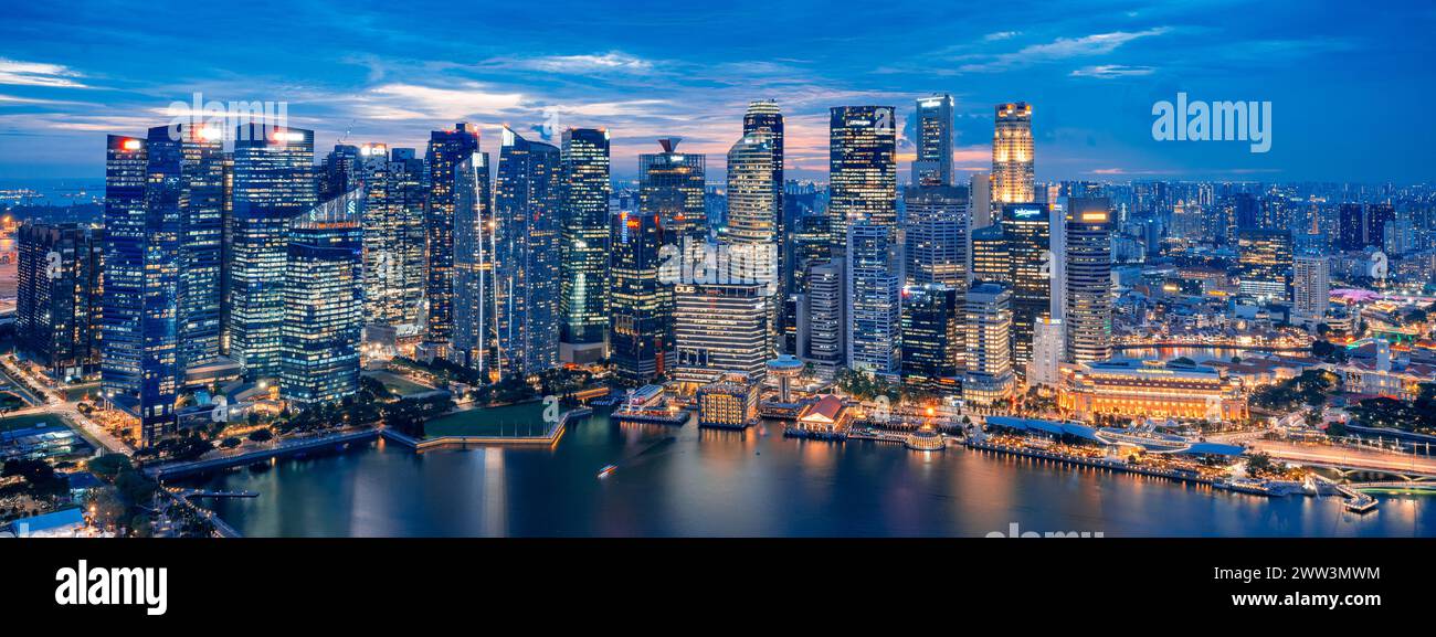Skyline di Singapore: Una Sinfonia di luci e splendore urbano Foto Stock