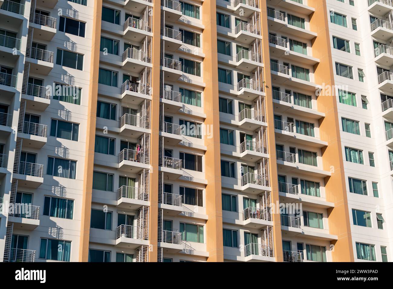 Finestre di un alto edificio a piu' piani sullo sfondo. Foto Stock