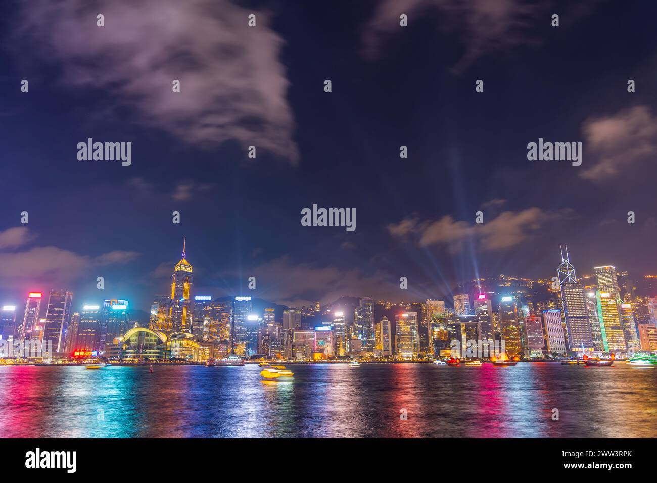 Spettacolo di luci notturne di Hong Kong sui grattacieli vicino alla baia. Foto Stock