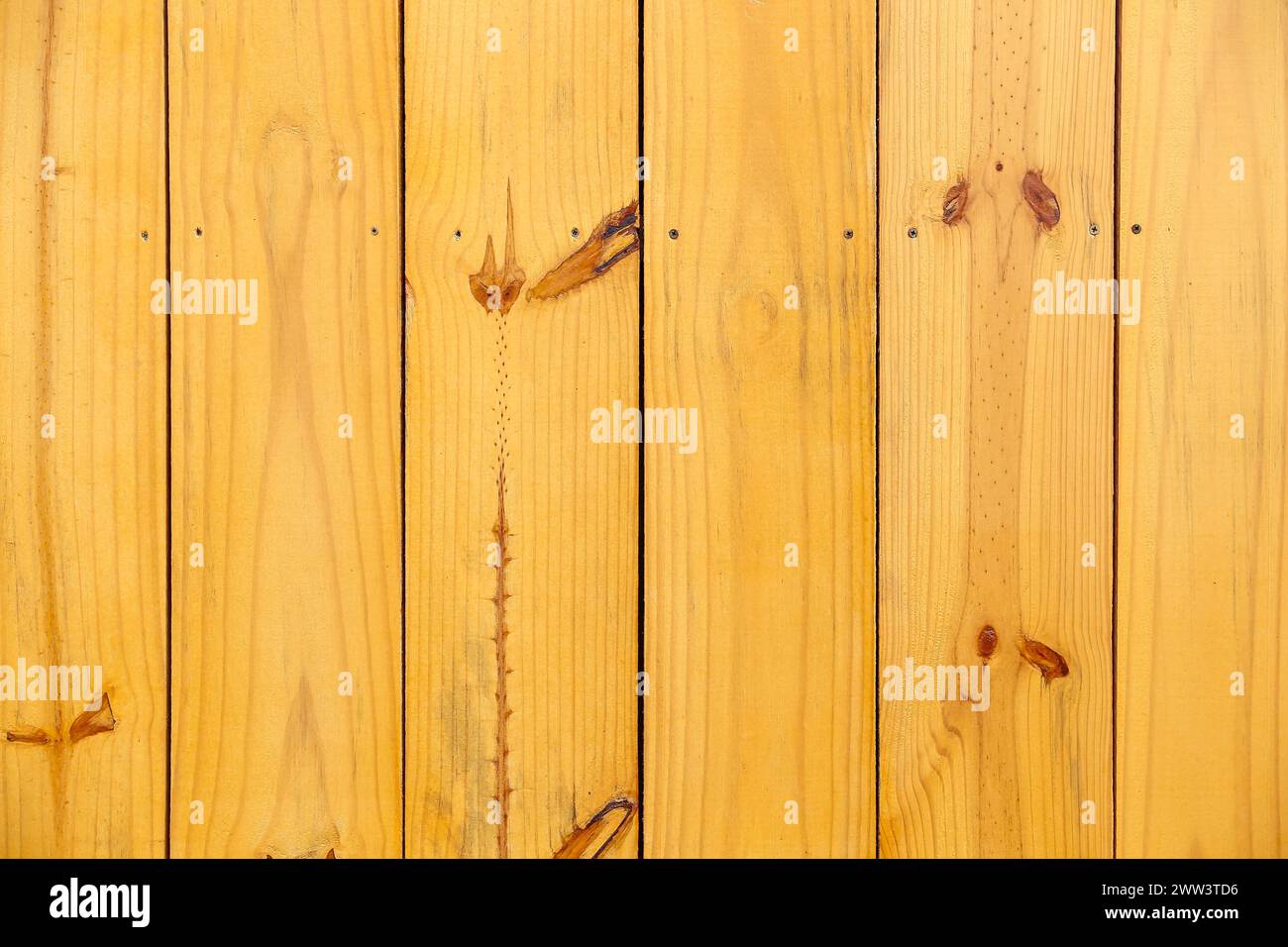 legno di ripetizione - struttura di legno invecchiato impilata con linee verticali Foto Stock