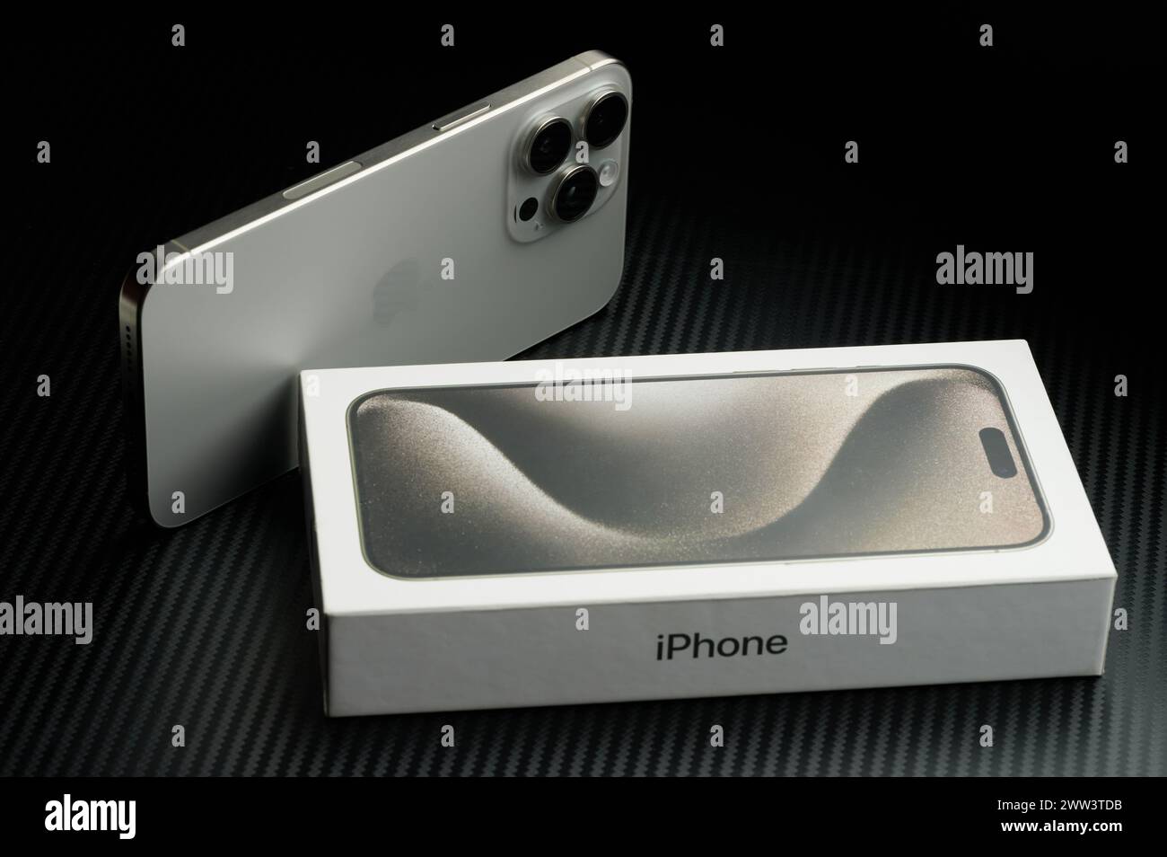 New York, USA - 23 gennaio 2024: Nuova fotocamera Apple iPhone 15 pro max impostata dopo l'unboxing su sfondo nero Foto Stock